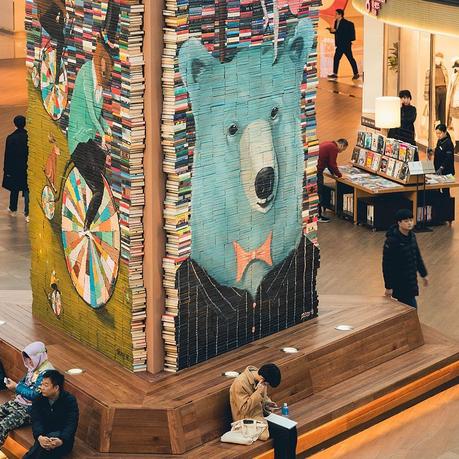 Esta librería ha creado mosaicos gigantes con libros para celebrar la Navidad