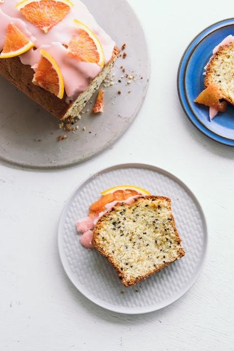 Aprende cómo hacer el más lindo cake de naranjas rojas (sanguinas o martinas) con semillas de sésamo negro via www.elgatogoloso.com