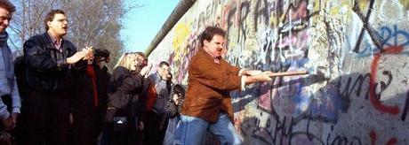 El Muro de Berlín fue destruido el 9 de noviembre de 1989. El Muro de Berlín fue destruido el 9 de noviembre de 1989.