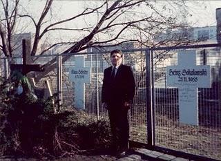 El Muro de Berlín fue destruido el 9 de noviembre de 1989. El Muro de Berlín fue destruido el 9 de noviembre de 1989.