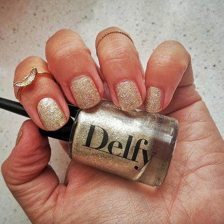 Saca todo el partido a tu iluminador con Delfy (info, swatches y maquillaje de fiesta).