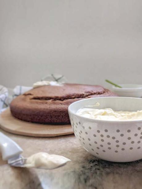 torta de applesauce y cobertura de queso crema y miel