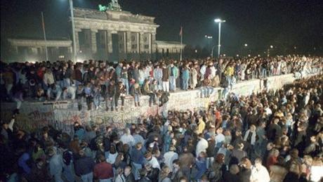 Tras la autorización del paso hacia el otro lado del muro, miles de personas se presentaron en el lugar con picos y martillos para derribarlo.