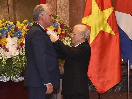 Vietnam condecora a Miguel Díaz-Canel con la Orden de Ho Chi Minh