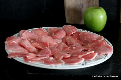 Tosta de Carpaccio de Solomillo de Cerdo, Rábano Picante, Mostaza Checa y Manzana Verde