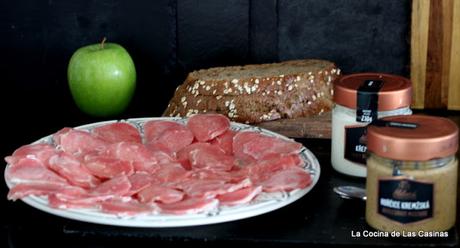 Tosta de Carpaccio de Solomillo de Cerdo, Rábano Picante, Mostaza Checa y Manzana Verde