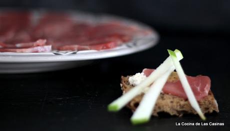 Tosta de Carpaccio de Solomillo de Cerdo, Rábano Picante, Mostaza Checa y Manzana Verde