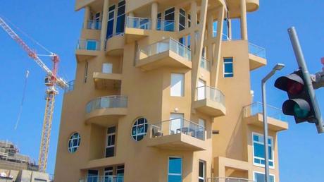 El edificio está identificado con el número 2 de la Calle Trumpeldor. Foto vía happyintlv.net. 6 edificaciones que lo harán mirar dos veces … o tres