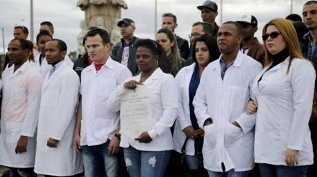 Régimen cubano exporta médicos y deja a su población desatendida