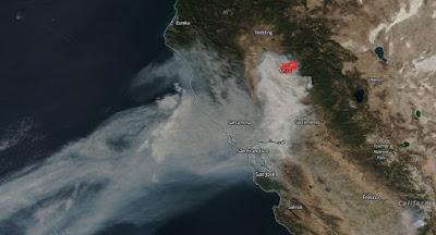 EEUU: imagen satélite del humo de los incendios forestales en California (09-11-2018)