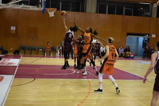 Galería de escenas del Bàsquet Femení Sant Adrià-Valencia Basket