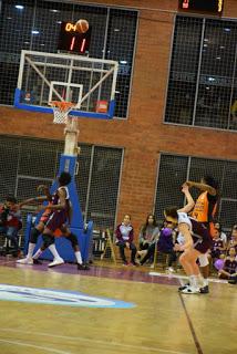 Galería de escenas del Bàsquet Femení Sant Adrià-Valencia Basket