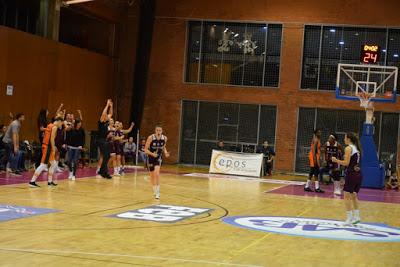 Galería de escenas del Bàsquet Femení Sant Adrià-Valencia Basket