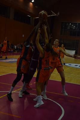 Galería de escenas del Bàsquet Femení Sant Adrià-Valencia Basket