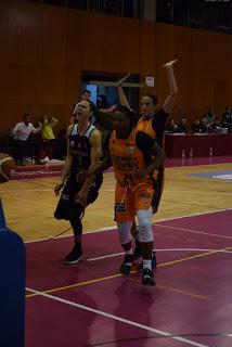 Galería de escenas del Bàsquet Femení Sant Adrià-Valencia Basket