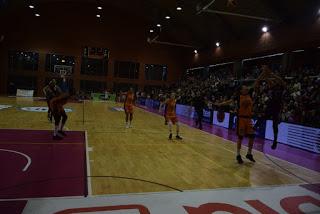 Galería de escenas del Bàsquet Femení Sant Adrià-Valencia Basket