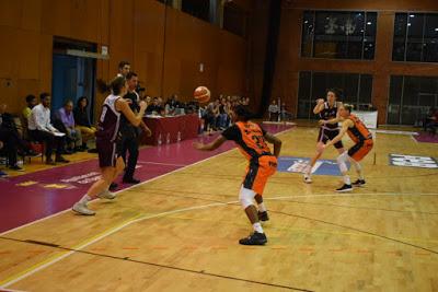 Galería de escenas del Bàsquet Femení Sant Adrià-Valencia Basket