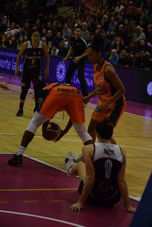 Galería de escenas del Bàsquet Femení Sant Adrià-Valencia Basket