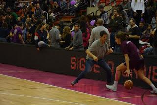 Galería de escenas del Bàsquet Femení Sant Adrià-Valencia Basket