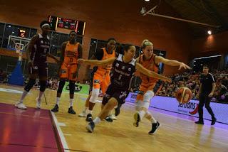 Galería de escenas del Bàsquet Femení Sant Adrià-Valencia Basket