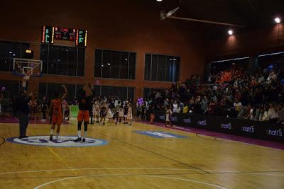 Galería de escenas del Bàsquet Femení Sant Adrià-Valencia Basket