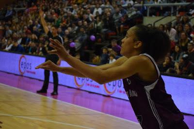 Galería de escenas del Bàsquet Femení Sant Adrià-Valencia Basket