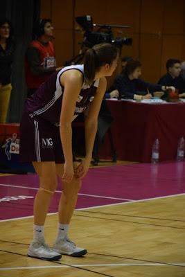 Galería de escenas del Bàsquet Femení Sant Adrià-Valencia Basket