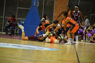 Galería de escenas del Bàsquet Femení Sant Adrià-Valencia Basket