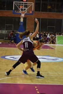 Galería de escenas del Bàsquet Femení Sant Adrià-Valencia Basket