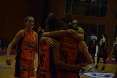 Galería de escenas del Bàsquet Femení Sant Adrià-Valencia Basket