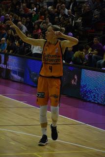 Galería de escenas del Bàsquet Femení Sant Adrià-Valencia Basket