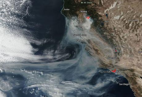 EEUU: imagen satélite del humo de los incendios forestales en California (10-11-2018)