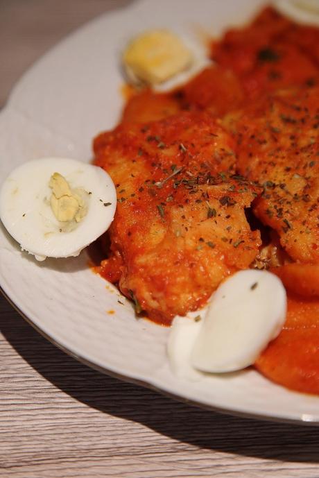 MERLUZA REBOZADA CON SALSA DE PIMIENTOS MERLUZA REBOZADA CON SALSA DE PIMIENTOS