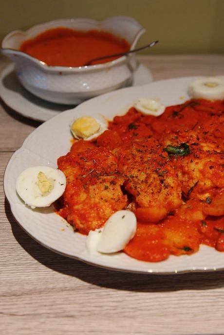 MERLUZA REBOZADA CON SALSA DE PIMIENTOS MERLUZA REBOZADA CON SALSA DE PIMIENTOS