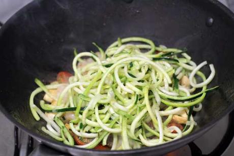 Espaguetis de calabacín con pollo de corral y gambas