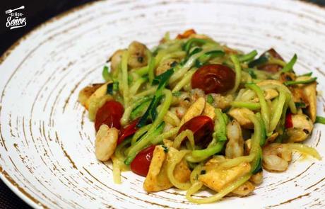 Espaguetis de calabacín con pollo de corral y gambas