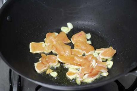 Espaguetis de calabacín con pollo de corral y gambas