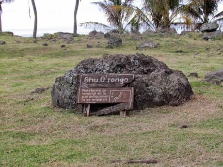 Ahu  (plataforma ceremonial) O Rongo. Rapa Nui