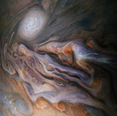 Las magníficas nubes arremolinadas de Júpiter
