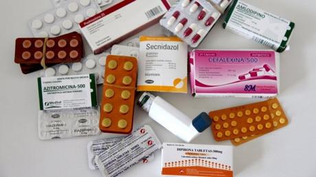 Cuba frena el mercado negro de medicamentos mientras su escasez aumenta