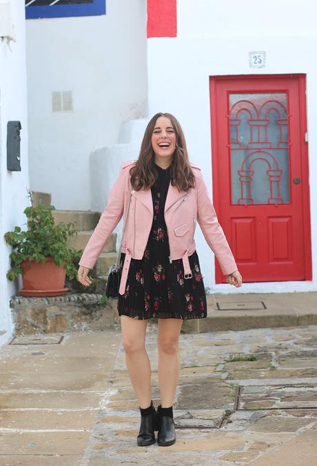 Outfit con biker rosa y mini vestido de flores Outfit con biker rosa y mini vestido de flores