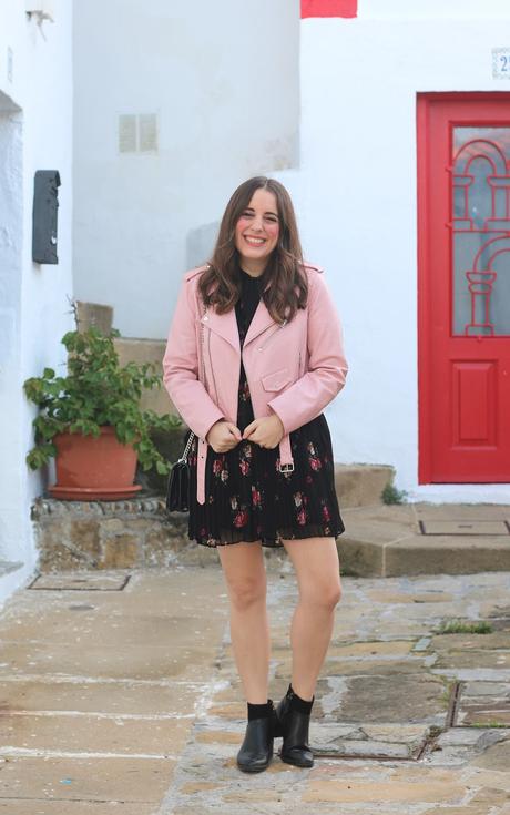 Outfit con biker rosa y mini vestido de flores Outfit con biker rosa y mini vestido de flores