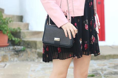 Outfit con biker rosa y mini vestido de flores Outfit con biker rosa y mini vestido de flores