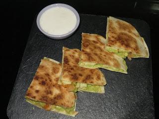 QUESADILLA DE AGUACATE Y QUESO BRIE