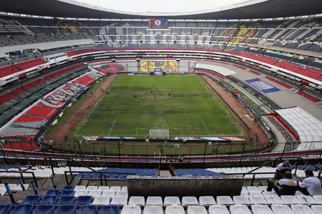 Podrían cancelar el juego de NFL en México por el pasto del Estadio Azteca