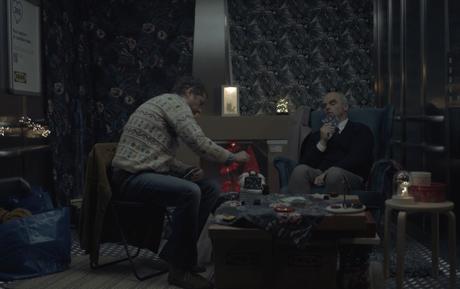 Dos desconocidos encerrados en el ascensor protagonizan este spot navideño de IKEA