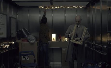 Dos desconocidos encerrados en el ascensor protagonizan este spot navideño de IKEA