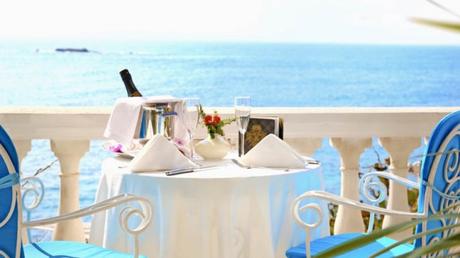 Un restaurante en la costa