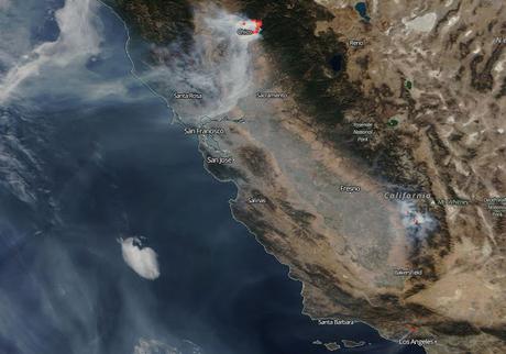 EEUU: imagen satélite del humo de los incendios forestales en California (12-11-2018)