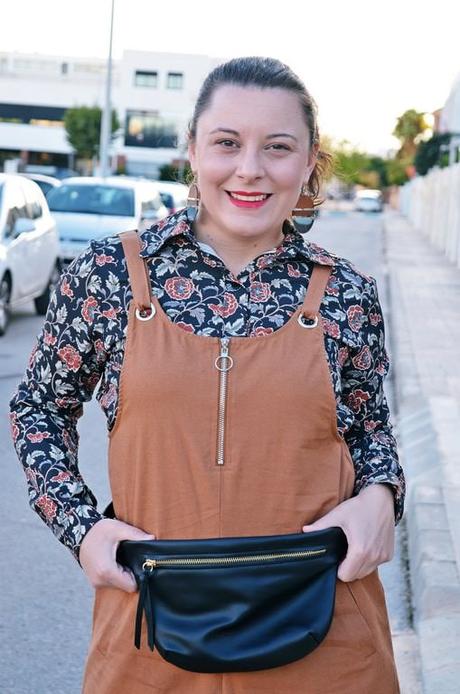 Cómo llevar un peto con una camisa de flores Cómo llevar un peto con una camisa de flores